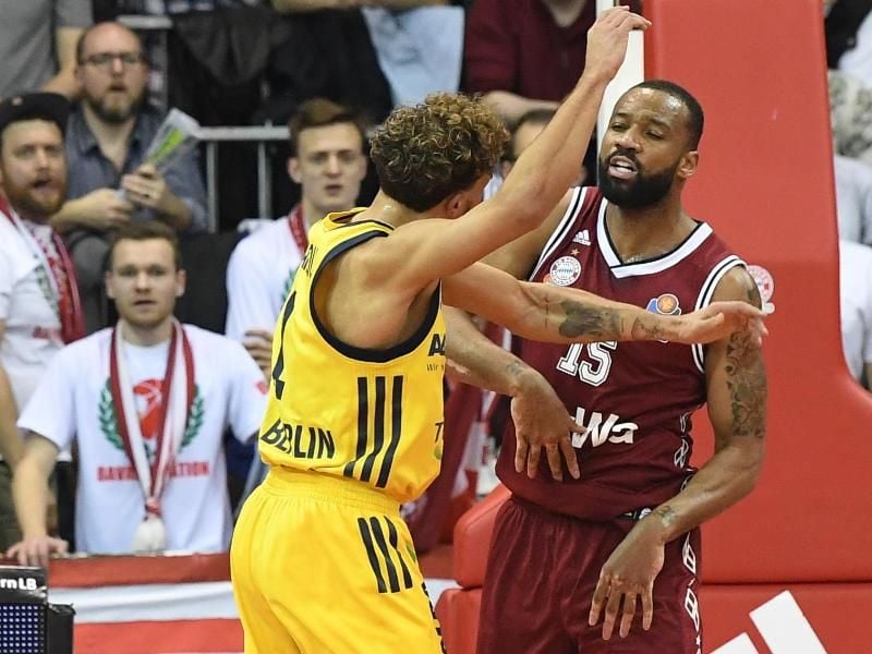 Bayerns Reggie Redding (r) und ALBA-Profi Joshiko Saibou geraten in der Vorrunde aneinander. Foto: Peter Kneffel/dpa