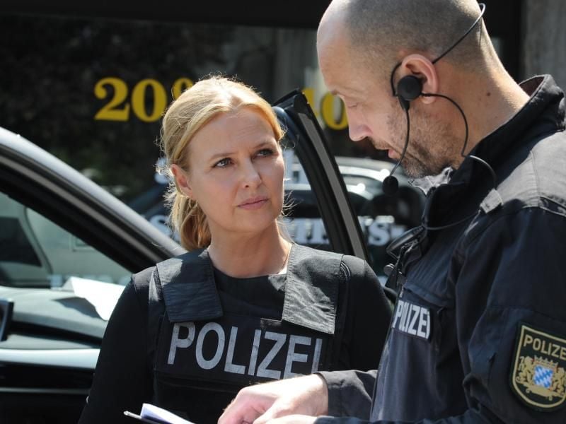 Die Kriminalhauptkommissarin Vera Lanz (Katharina Böhm) hört einem Kollegen zu. Foto: Michael Marhoffer