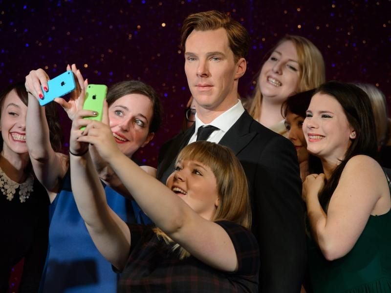 Weibliche Fans mit der Wachsfigur von Benedict Cumberbatch in London. Foto: Madame Tussauds