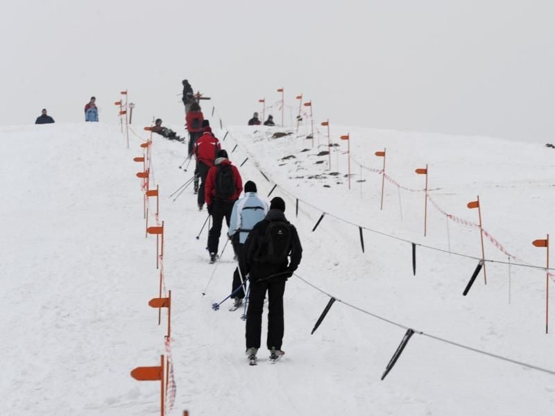 Skifahrer lassen sich mit einem Skilift den Bungsberg hinaufziehen. Foto: Marcus Brandt/Archiv