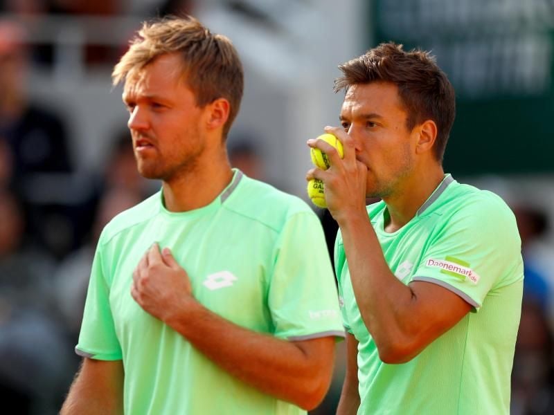 Kevin Krawietz (l) und Andreas Mies haben in diesem Jahr die Doppel-Konkurren der French Open gewonnen. Foto: Pavel Golovkin/AP
