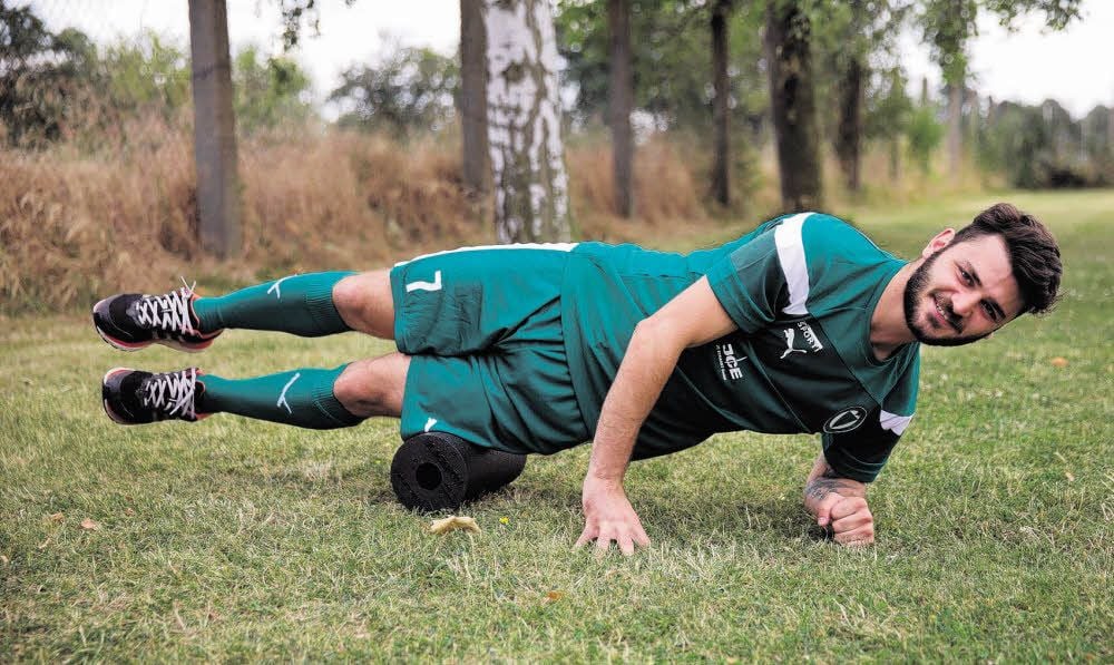 Üben ohne Fußball: Die „Black Roll“ ist zur Zeit das am meisten benutzte Trainingsgerät von Frunze Hovhannisyan.