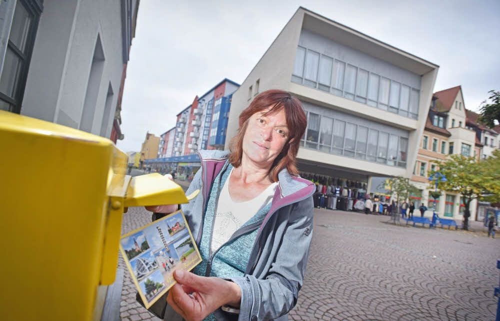 Sylvia Böttner schickt nun noch eine Postkarte, die ihre Heimatstadt Bitterfeld zeigt, an die Flaschenpost-Finderin.
