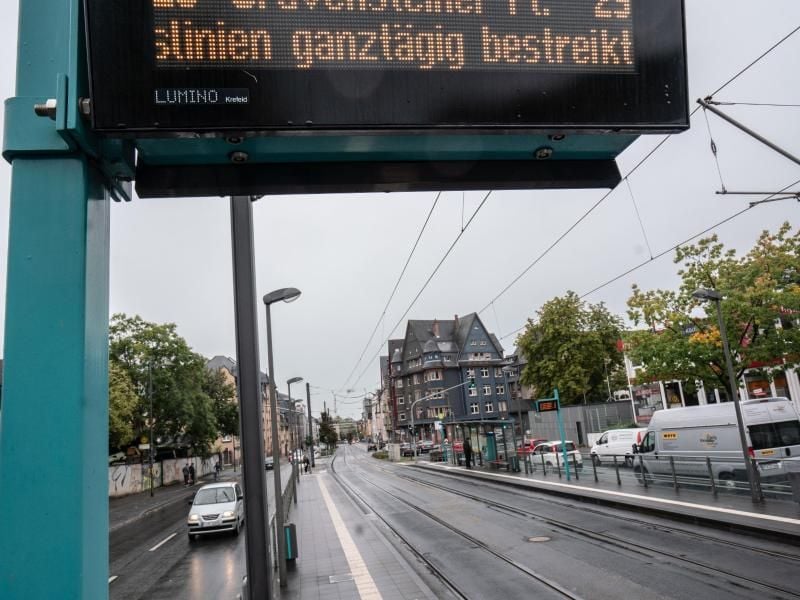 Eine Hinweistafel weist an einer kombinierten Bus- und Straßenbahnhaltestelle auf den Ausfall des Busverkehr hin. Foto: Frank Rumpenhorst