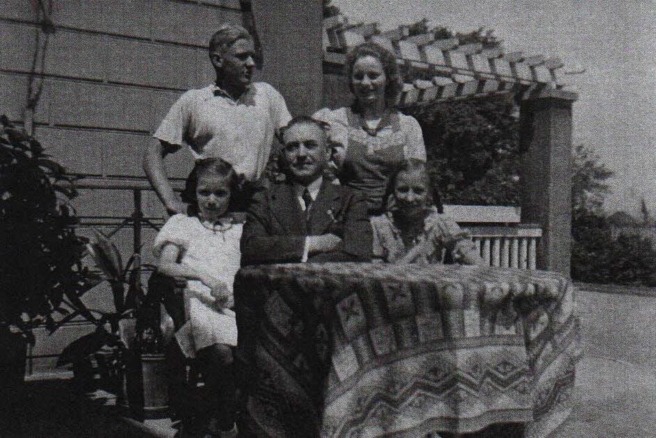 Paul Beckmann 1940 mit seiner Familie vor dem Eisleber Bahnhof. Sohn Oswin besuchte noch die Staatliche Lutherschule.