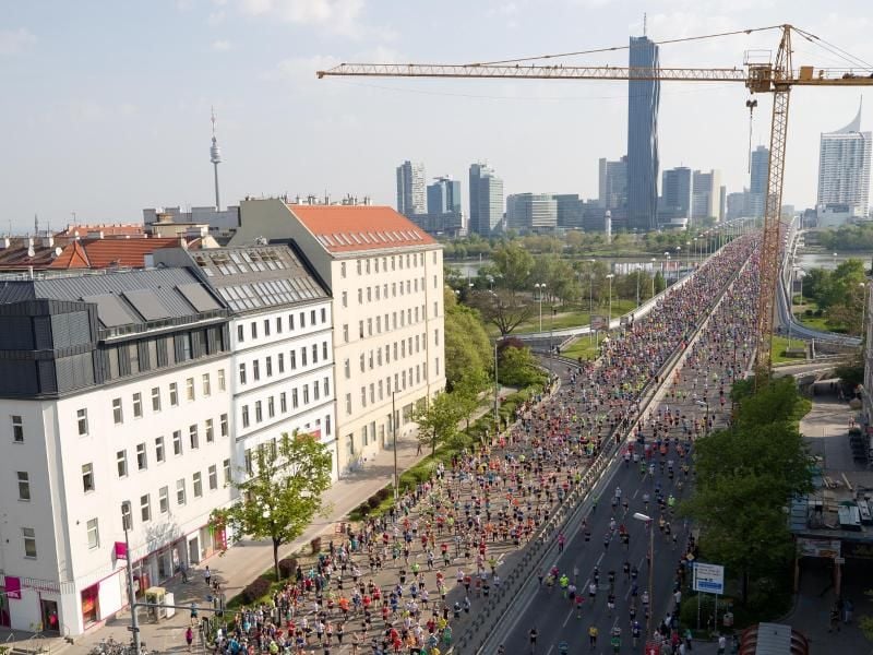 Die Teilnehmer des 35. Wien-Marathons laufen über die Reichsbrücke. Foto: Georg Hochmuth/APA