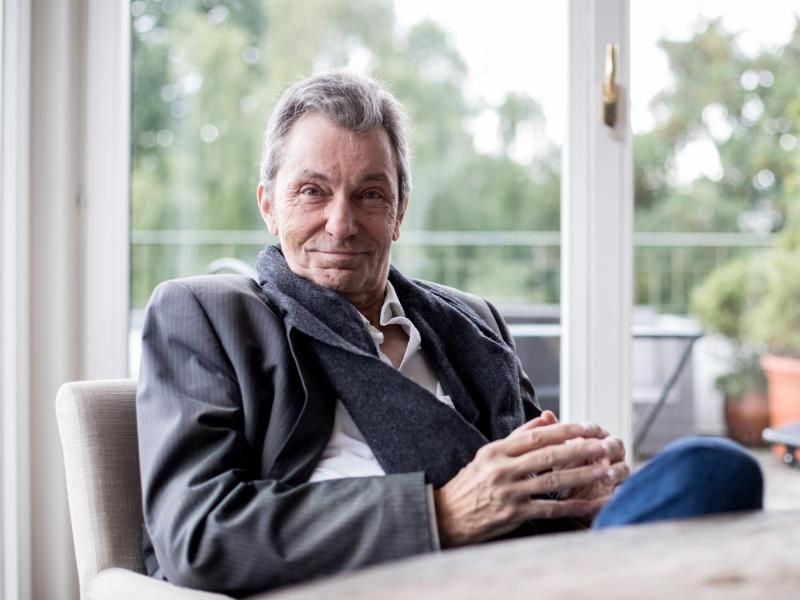 Rüdiger Wolff ehrt Wilhelm Busch. Foto: Christian Charisius