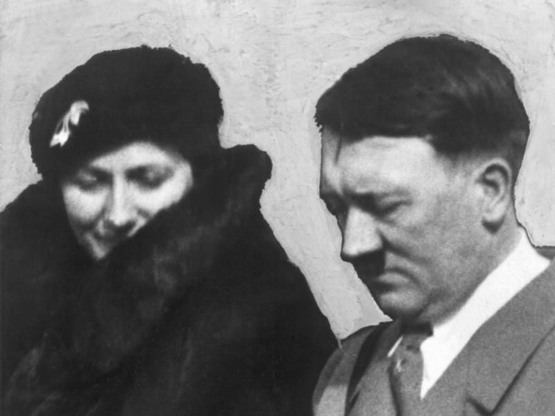 Winifred Wagner und Adolf Hitler am 6. März 1934 bei der Grundsteinlegung für das Richard-Wagner-Denkmal in Leipzig. Foto: dpa