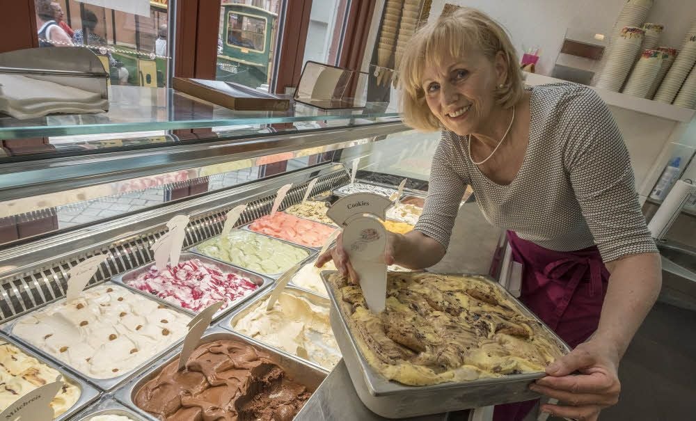 Sylvia Behrendt bereitet im „Eiscafé Blumenbunt“ das Eis vor der Ladenöffnung für den Verkauf vor.