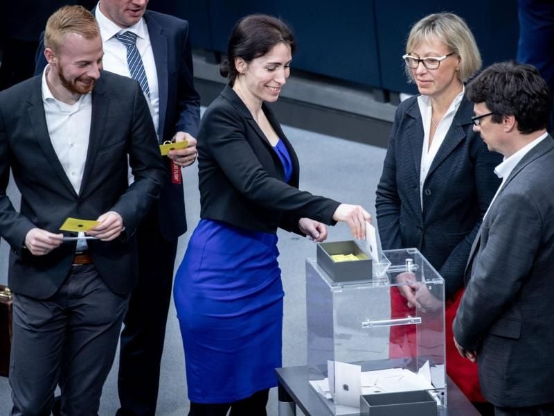 Die AfD-Abgeordnete Mariana Harder-Kühnel gibt ihren Stimmzettel im dritten Wahlgang für das Amt der stellvertretenden Bundestagspräsidentin ab. Foto: Kay Nietfeld