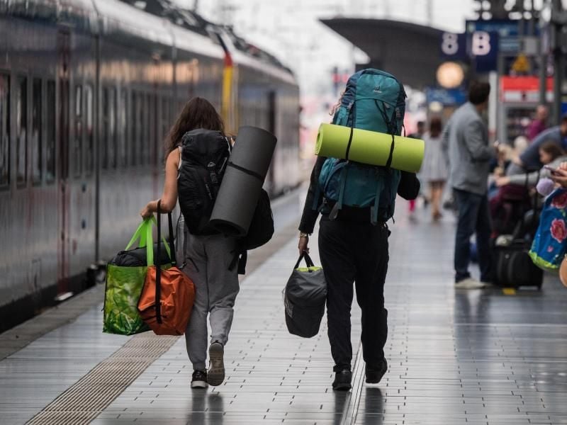 Zwei Rucksacktouristen gehen im Hauptbahnhof der Mainmetropole über den Bahnsteig. Foto: Andreas Arnold/Archiv
