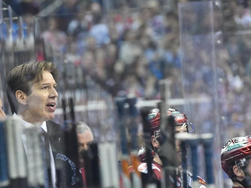 Reist mit seinem Team voller Selbstvertrauen nach München: Eisbären-Coach Uwe Krupp. Foto: Paul Zinken