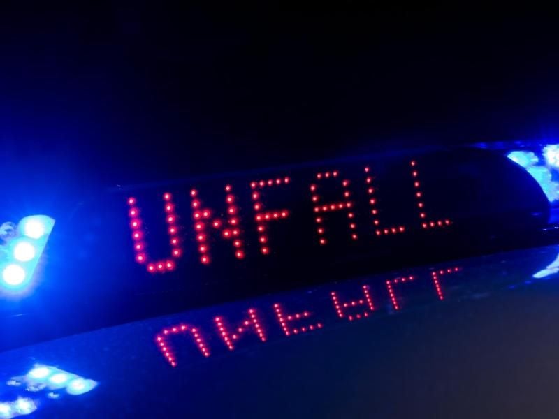 Blaulicht auf einem Fahrzeug der Polizei, während auf dem Display der Hinweis „Unfall” zu lesen ist. Foto: Monika Skolimowska/dpa-Zentralbild/ZB/Symbolbild