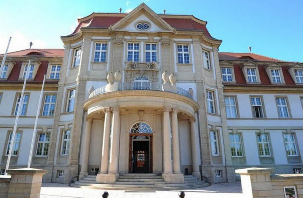 Das Oberlandesgericht Naumburg als höchstes Gericht Sachsen-Anhalts hat seinen Sitz im 1914 bis 1917 von Fritz Hoßfeld errichteten Gebäude.