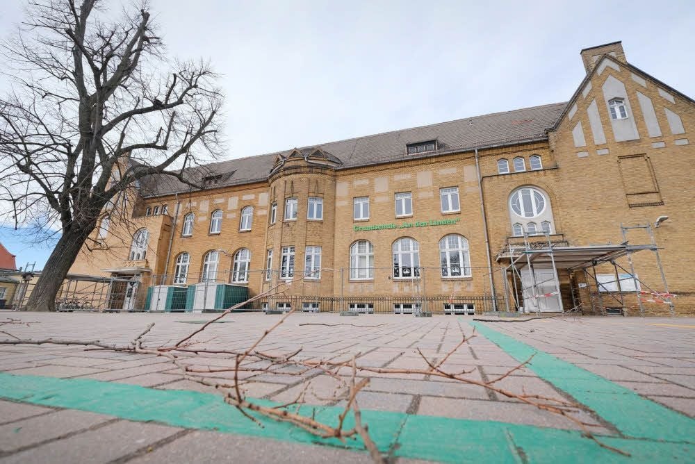 Gefahr von oben: Teile des Schulhofes in Zscherndorf sind aus Sicherheitsgründen gesperrt.