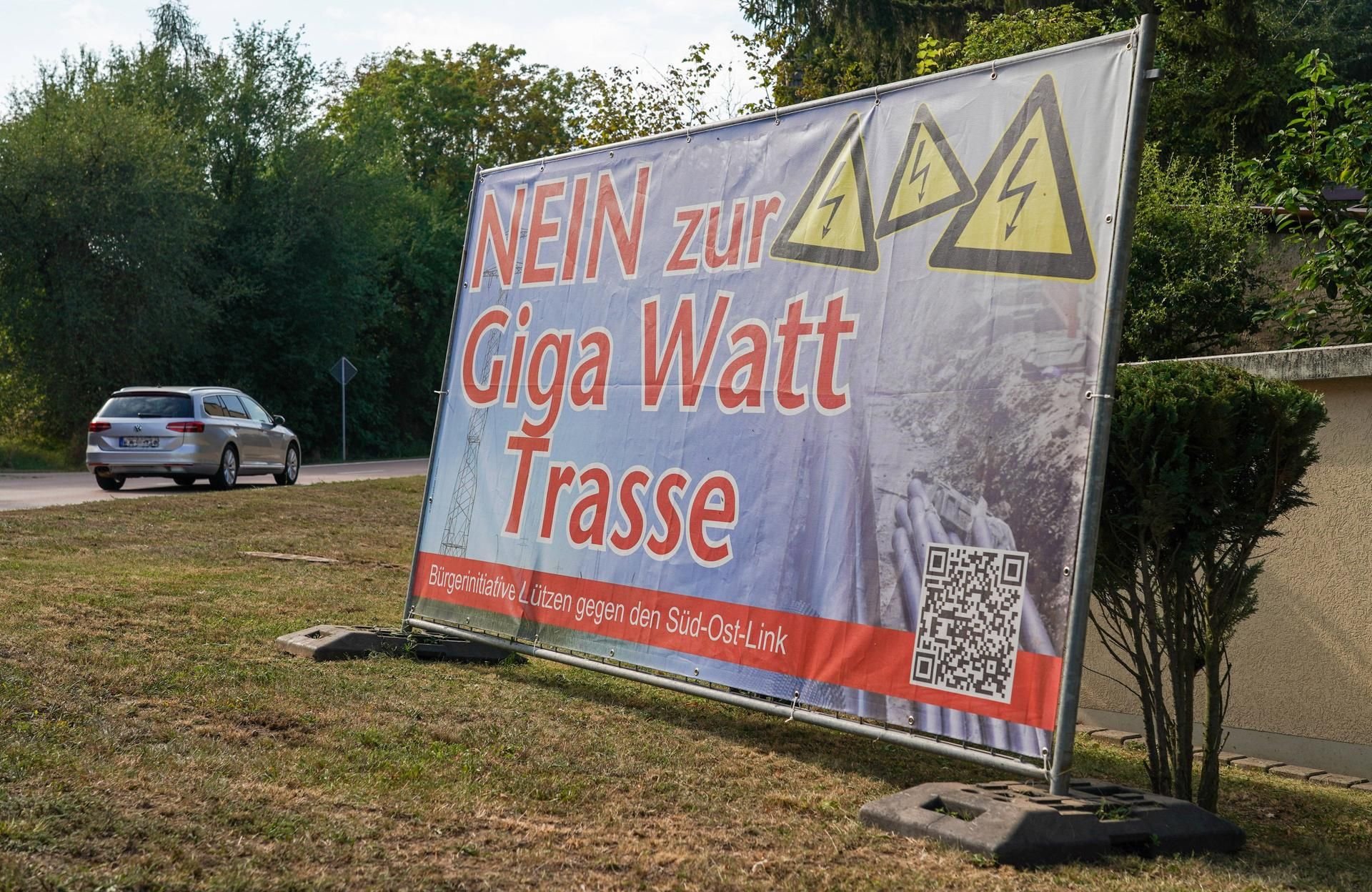Protest gegen Süd-Ost-Link: Ein Plakat mit der Aufschrift Nein zur Giga Watt Trasse an einer Straße.