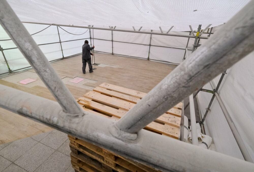 Unter einem Zelt werden neue Sitzinseln gebaut. Die Möbel fehlen noch.