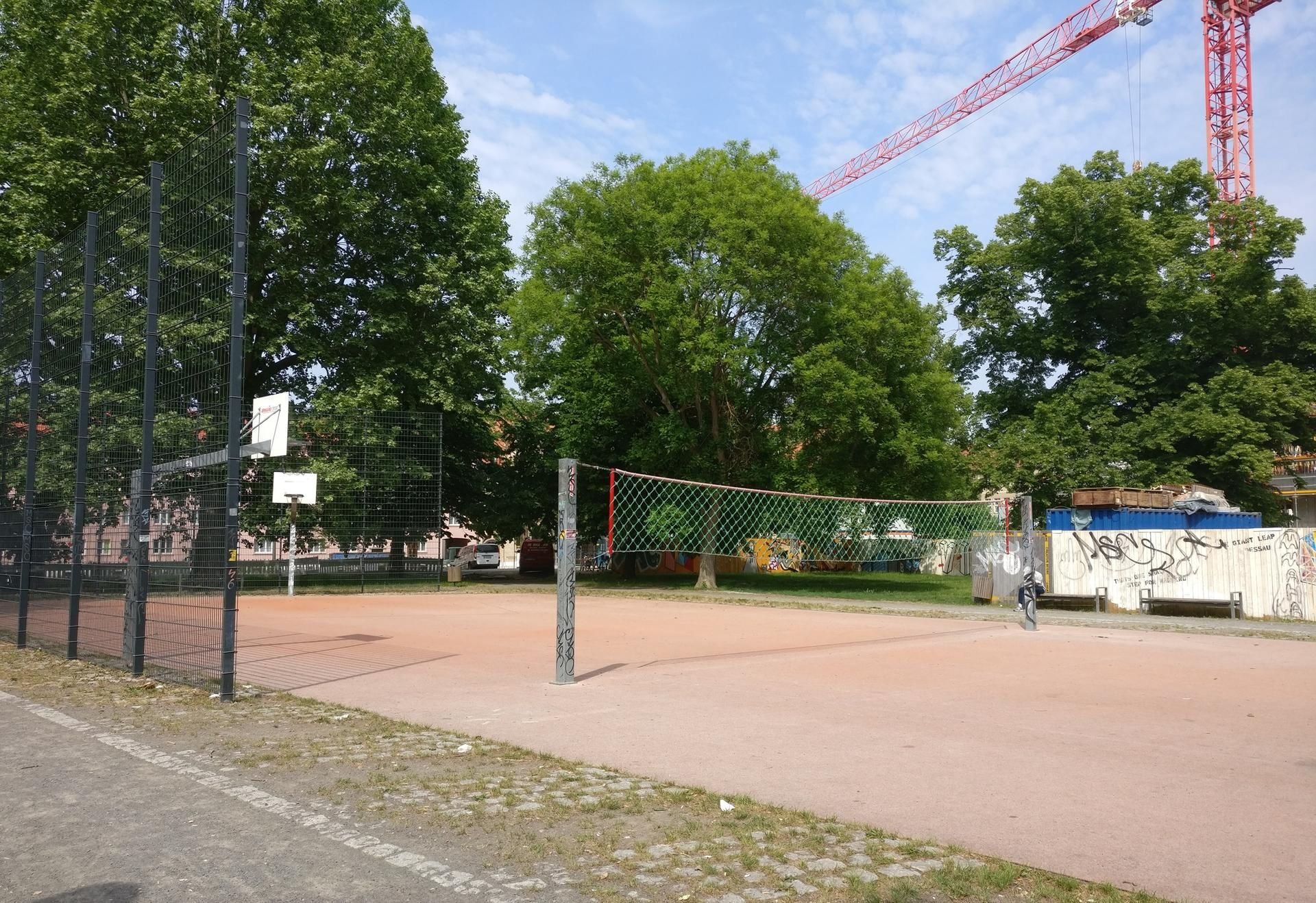 Der Volleyballplatz im Dessauer Stadtpark. Hier musste am Freitag die Polizei eingreifen.