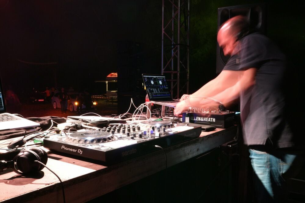 Auflegen vor größerem Publikum ging für DJs 2020 nur draußen. Doch dafür ist es jetzt zu kalt.