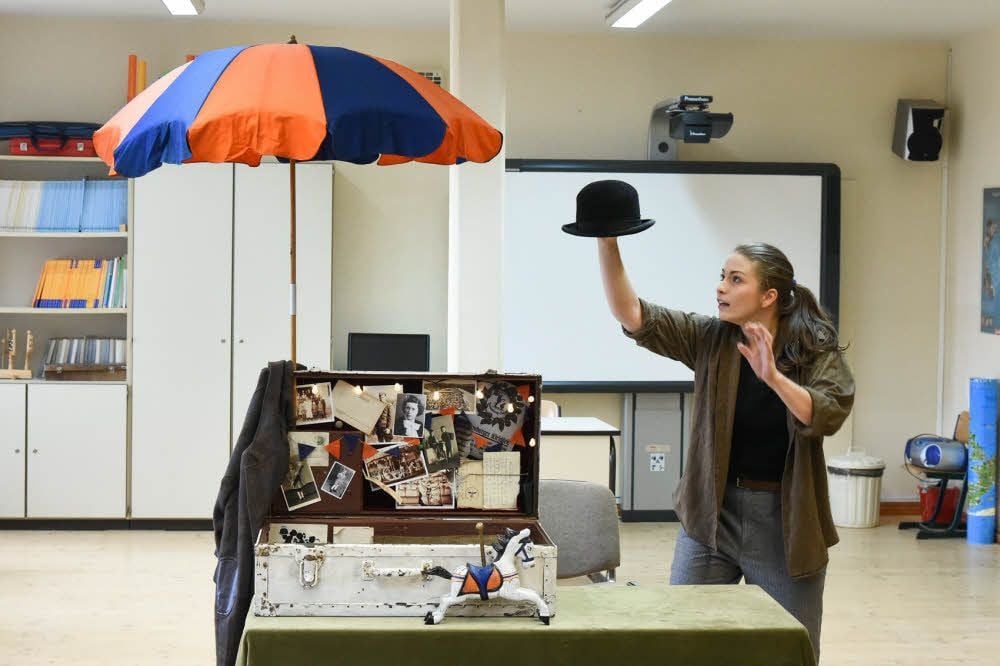 Premiere in der Salztorschule: Patricia Windhab schlüpft für das Klassenzimmerstück „Das Karussell“ in verschiedene Rollen.