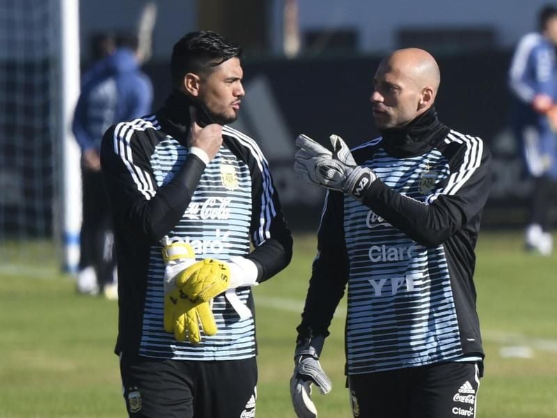 Argentinien muss bei der WM auf Torwart Sergio Romero (l) verzichten. Foto: Gustavo Garello/AP