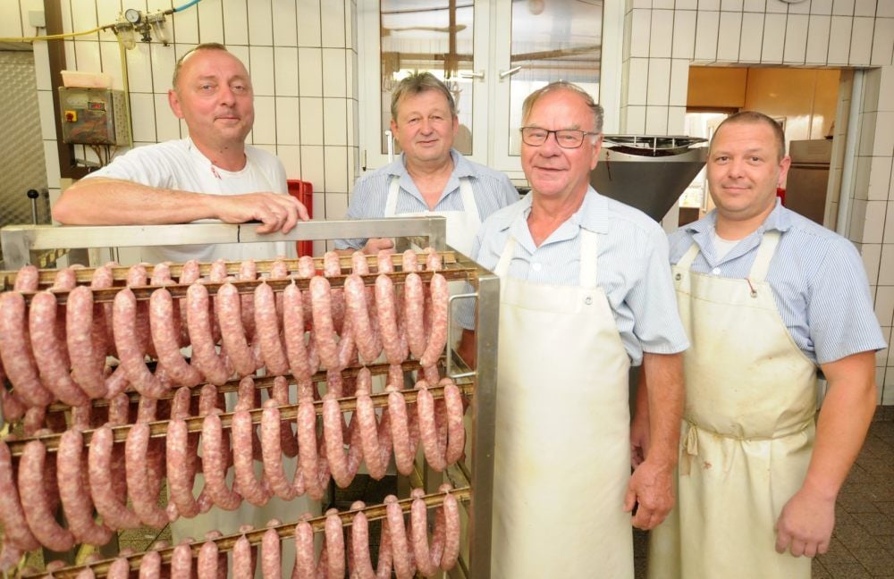 Marcel Lämmerzahl (v.l.), Berthold Knie, Chef Arno Weise und Matthias Siembeck in der Wurstküche des Unternehmens.