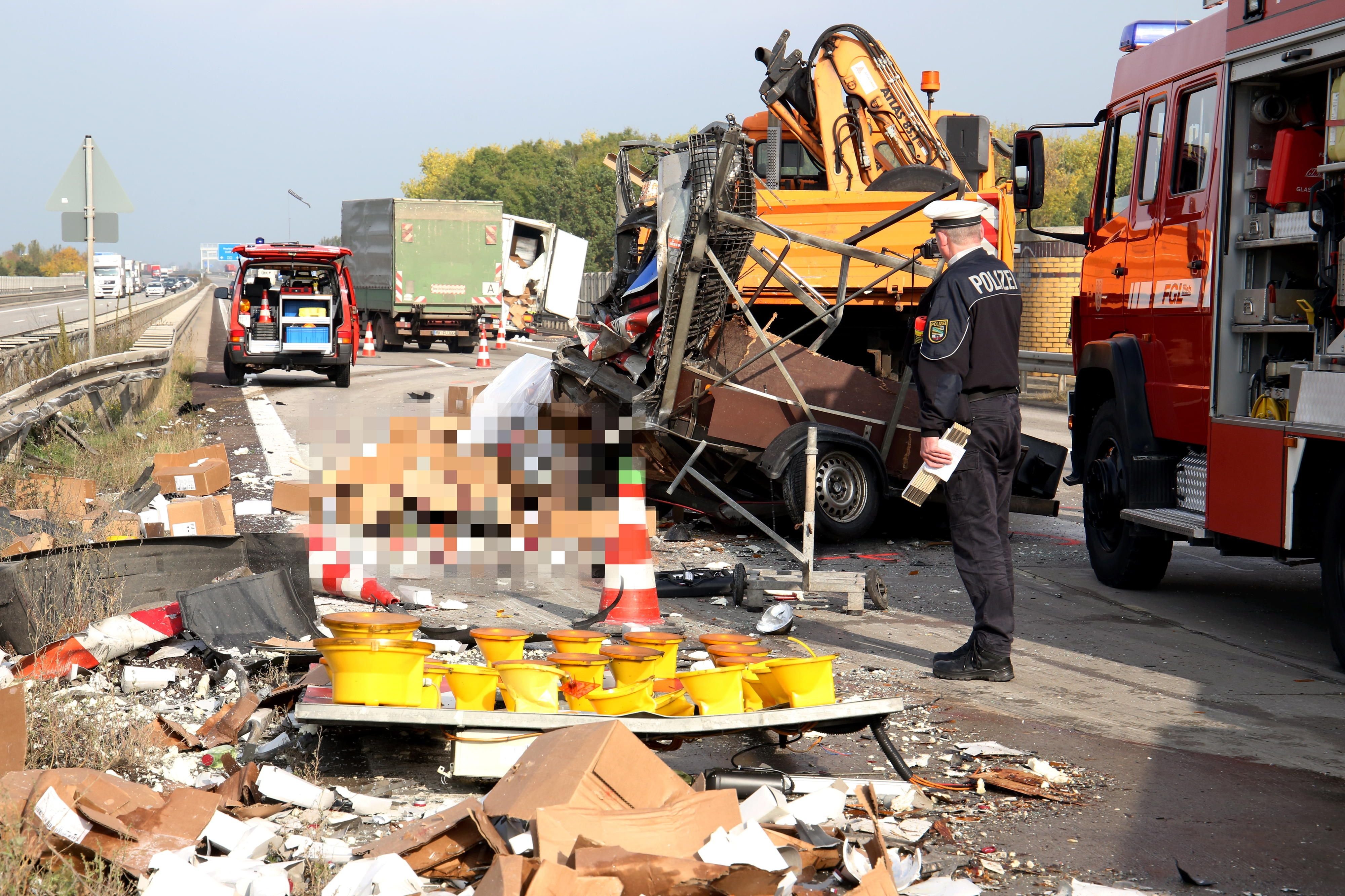 Der Sattelzug zerstört den Schilderwagen (Mitte), beschädigte die Leitplanke und kam erst auf dem Standstreifen (hinten) zum Stehen.