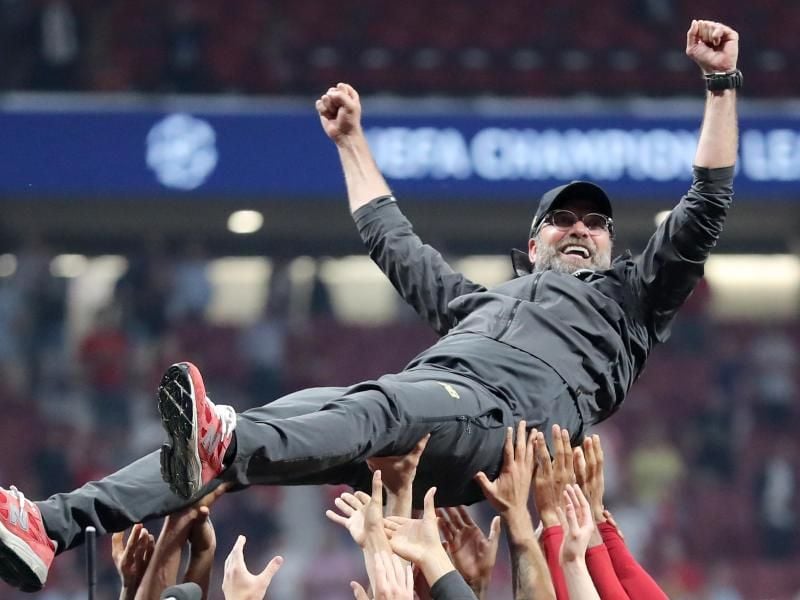 Liverpool-Trainer Jürgen Klopp wurde nach dem Finalsieg von seinen Spielern auf Händen getragen. Foto: Jan Woitas