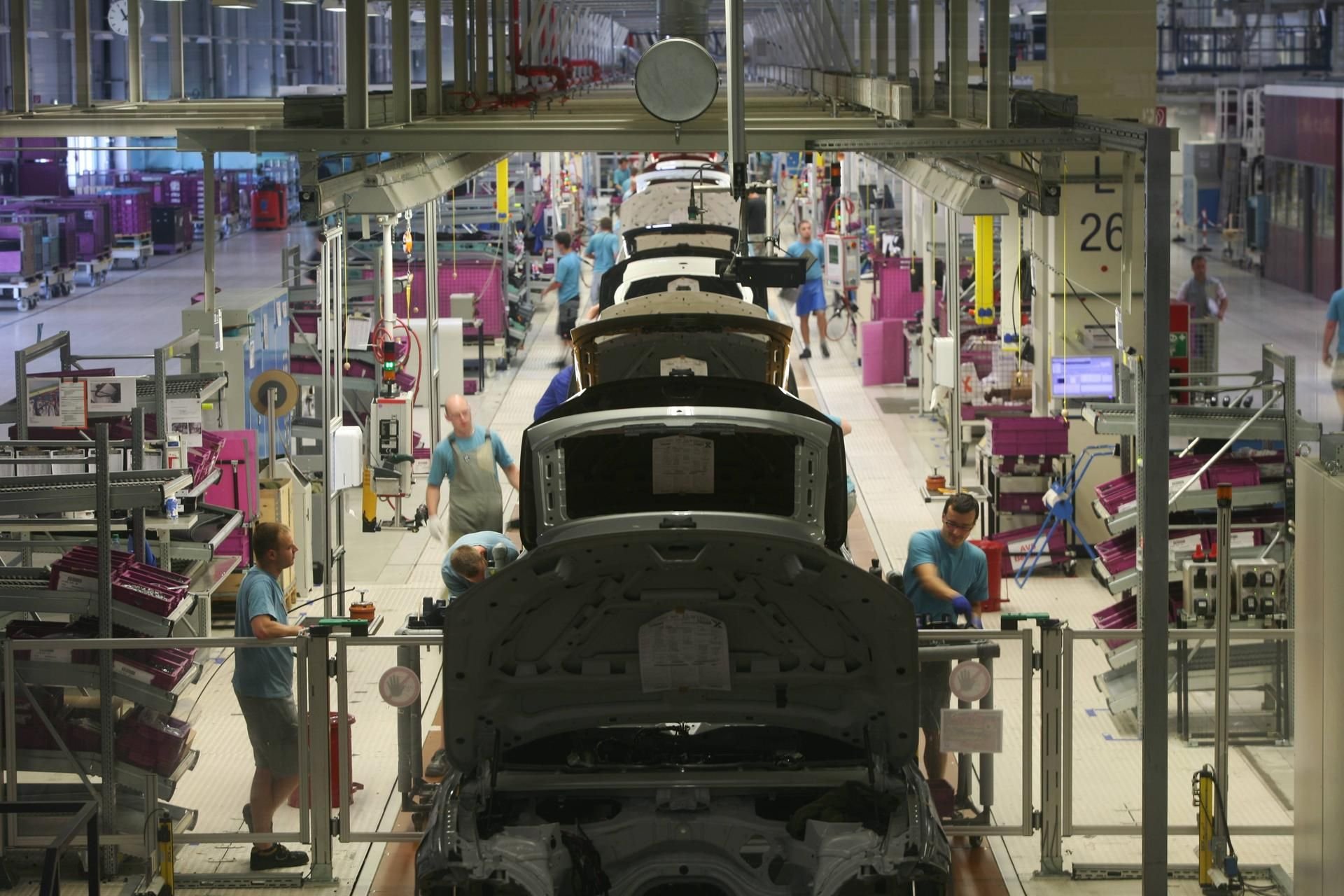 Blick eine Produktionshalle des BMW-Werks in Leipzig.