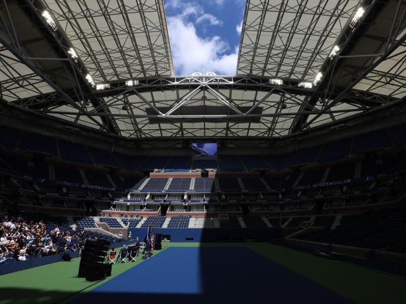 Das neue ausfahrbare Dach für die US Open wird präsentiert. Foto: Andrew Gombert