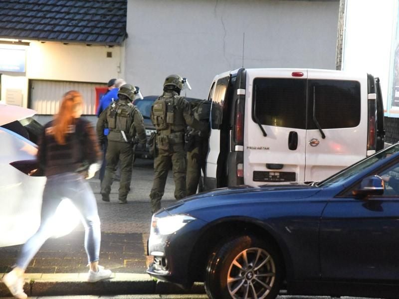 Polizeibeamte auf dem Weg zu einer Hausdurchsuchung in Essen. Foto: Stephan Witte/KDF-TV & Picture 2019