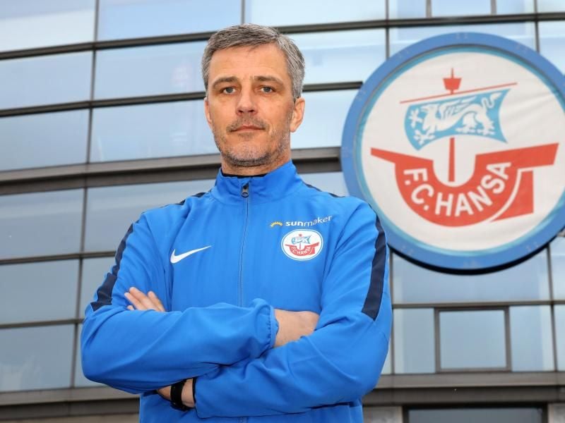 Trainer Jens Härtel hat mit dem FC Hansa Rostock das Endspiel im mecklenburgischen Landespokal gewonnen. Foto: B. Wüstneck/dpa/Archiv