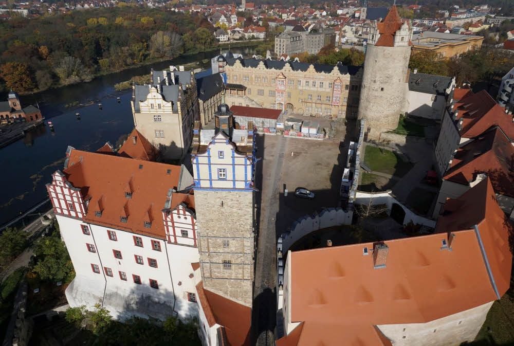 Der südwestliche Teil des Bernburger Schlosses wird in den kommenden zwei Jahren umfassend saniert - beginnend beim Blauen Turm über das Alte Haus (links) und das Krumme Haus (dahinter verdeckt). Das Museum muss deshalb für diese Zeit geschlossen werden.
