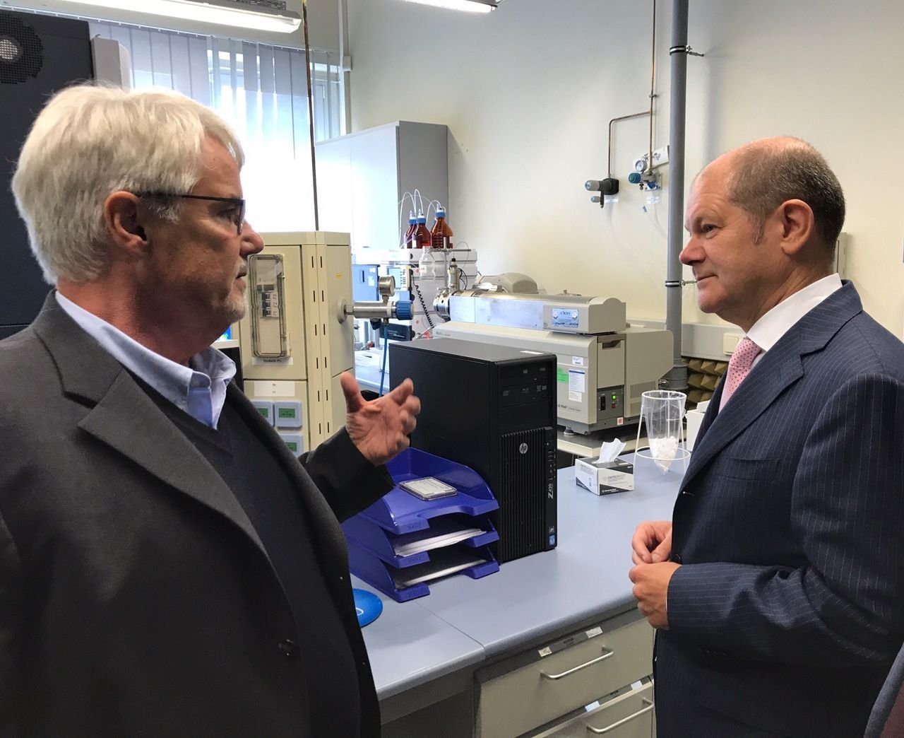 Hamburgs Bürgermeister Olaf Scholz und Karamba Diaby zu Besuch bei Prof. Dr. Hans-Ulrich Demuth im Technologiepark Weinberg Campus.