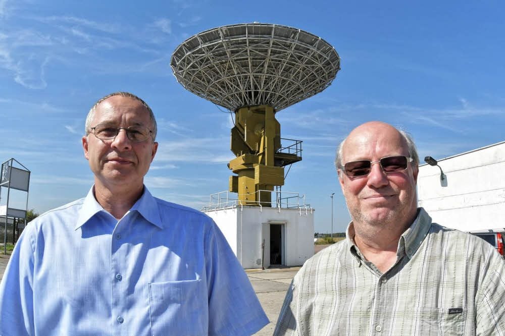 Am Sonntag erwarten die Funkamateure Peter Blümer und Thomas Schmidt (v.l.) vom Ortsverband Dessau im Deutschen Amateur-Radio-Club e.V. Neugierige oder Funkerfreunde erstmals zum Tag des offenen Denkmals am Zehn-Meter-Parabolspiegel auf dem Flugplatzgelände, Alte Landebahn 6.