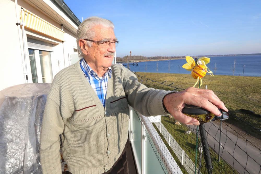 Heute wohnt Rudi Winkelmann am Goitzschesee und genießt den Ausblick.