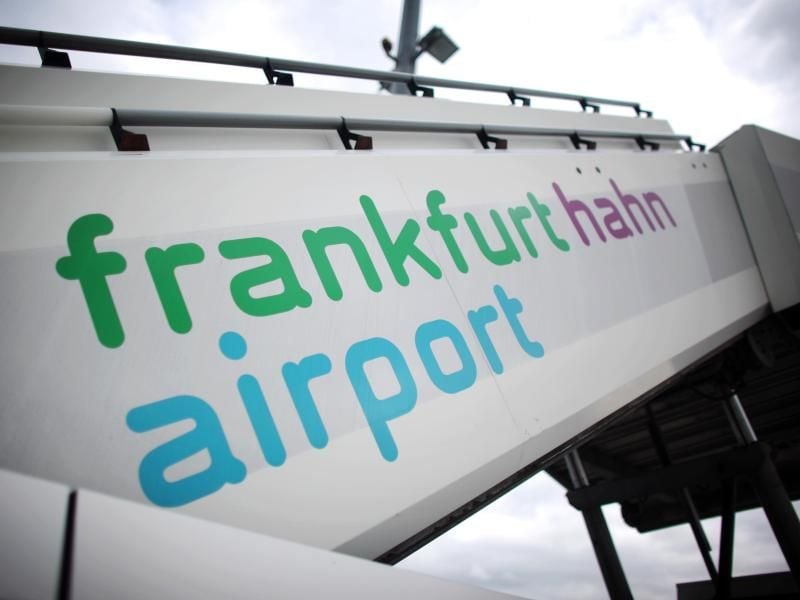 Eine Flugzeugtreppe steht auf dem Flughafen Frankfurt-Hahn. Foto: Fredrik von Erichsen/Archiv