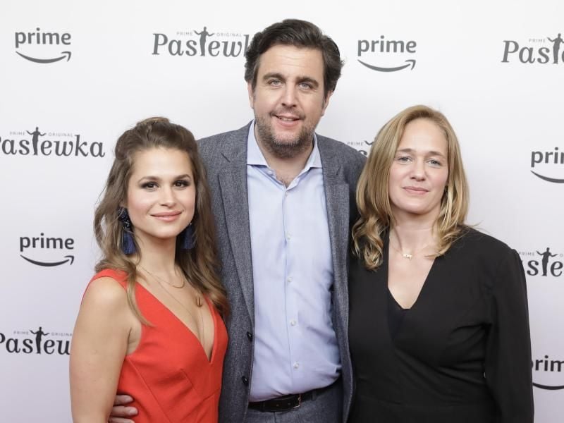Die Schauspieler Cristina do Rego (l-r), Bastian Pastewka und Sonsee Neu bei der Premiere der achten Staffel in Berlin. Foto: Jörg Carstensen