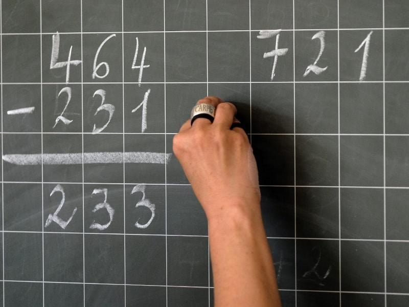 Mathematikaufgabe auf einer Tafel. Foto: Axel Heimken/Archiv