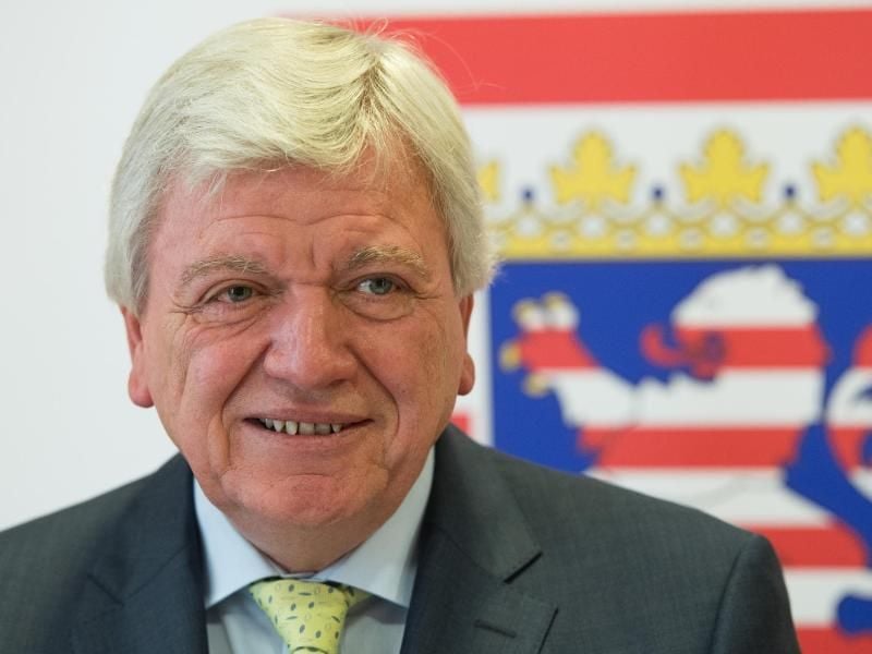 Volker Bouffier (CDU) gibt im Anschluss an die Kabinettssitzung eine Pressekonferenz. Foto: Swen Pförtner/aktuell
