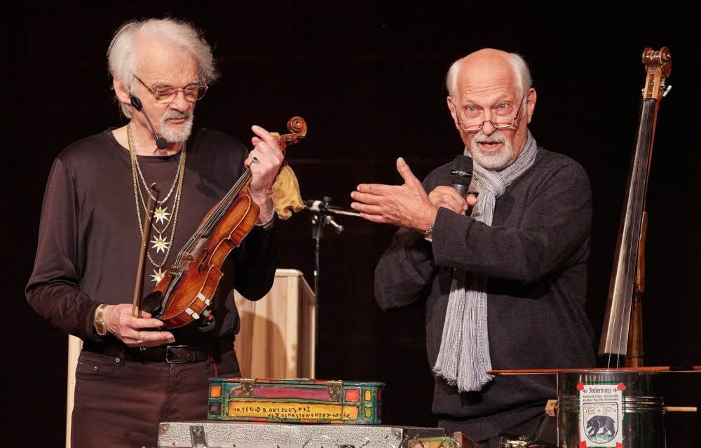 Ingo Insterburg (von links) und Der Black begeistern im Bernburger Carl-Maria-von-Weber-Theater.