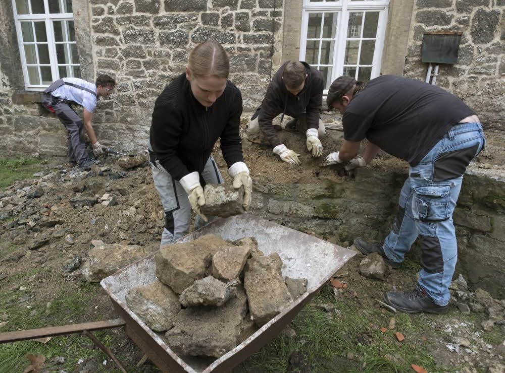 Einen Tag lang haben die freiwilligen Helfer im Kloster Hedersleben eine später angebaute Bühne auf dem Hof wieder abgetragen und den Bauschutt weggebracht. Dieser Teil hatte dahinter lange Zeit für feuchte Mauern gesorgt.