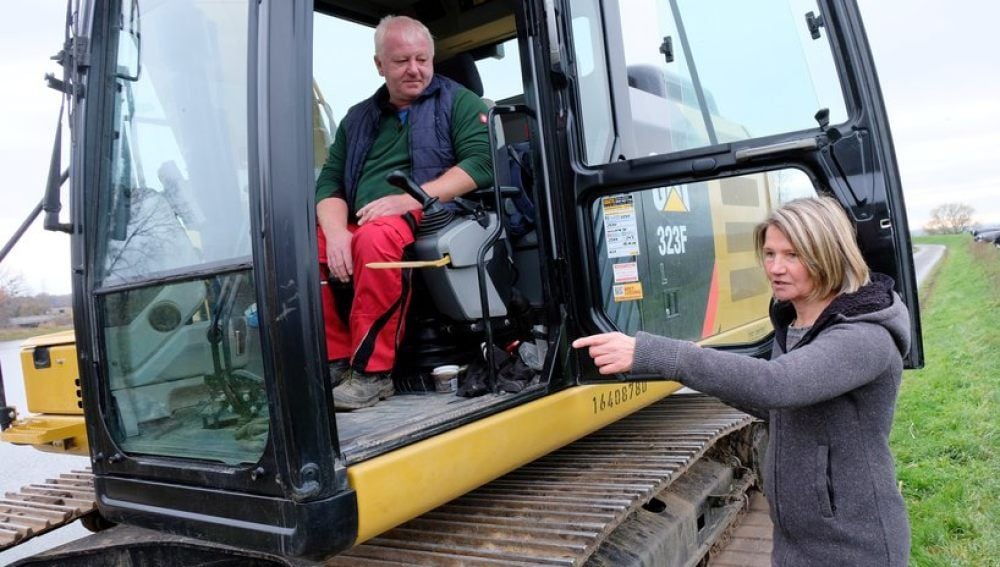 LHW-Projektleiterin Barbara Gurschke aus Halle erkundigt sich bei Baggerfahrer Steffen Rothe nach dem Stand der Sanierungsarbeiten.
