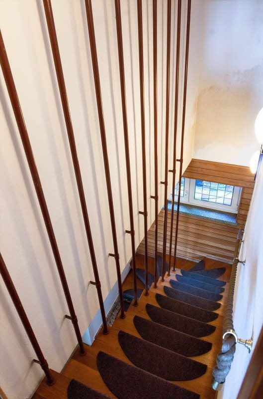 Wasserrohre stützen die Treppe.