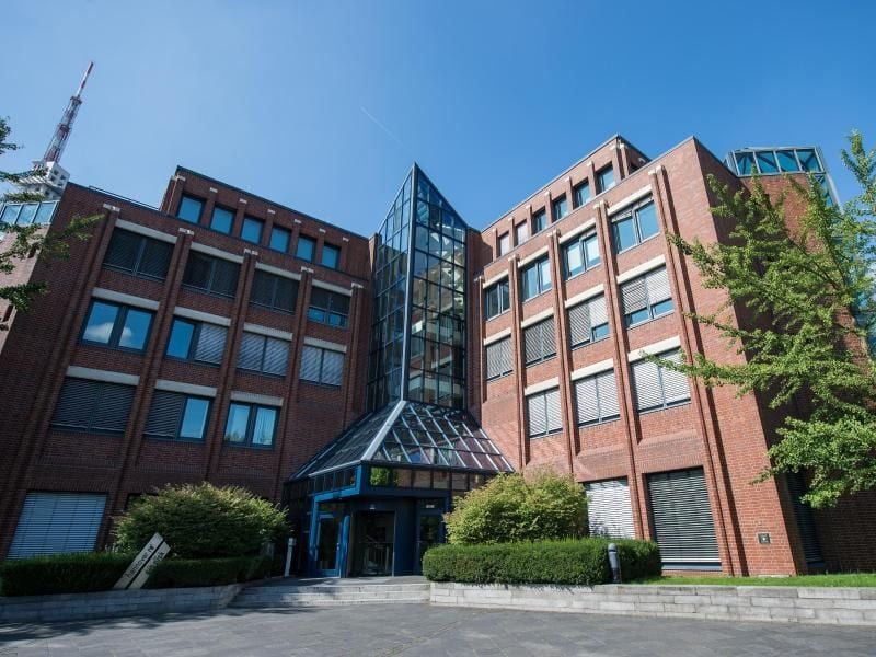 Der Hauptsitz des Rückversicherers Hannover Rück. Laut Einschätzung des größten deutschen Kfz-Rückversicherers profitieren vor allem Neukunden vom Preiskampf der deutschen Kfz-Versicherungen. Foto: Silas Stein/dpa