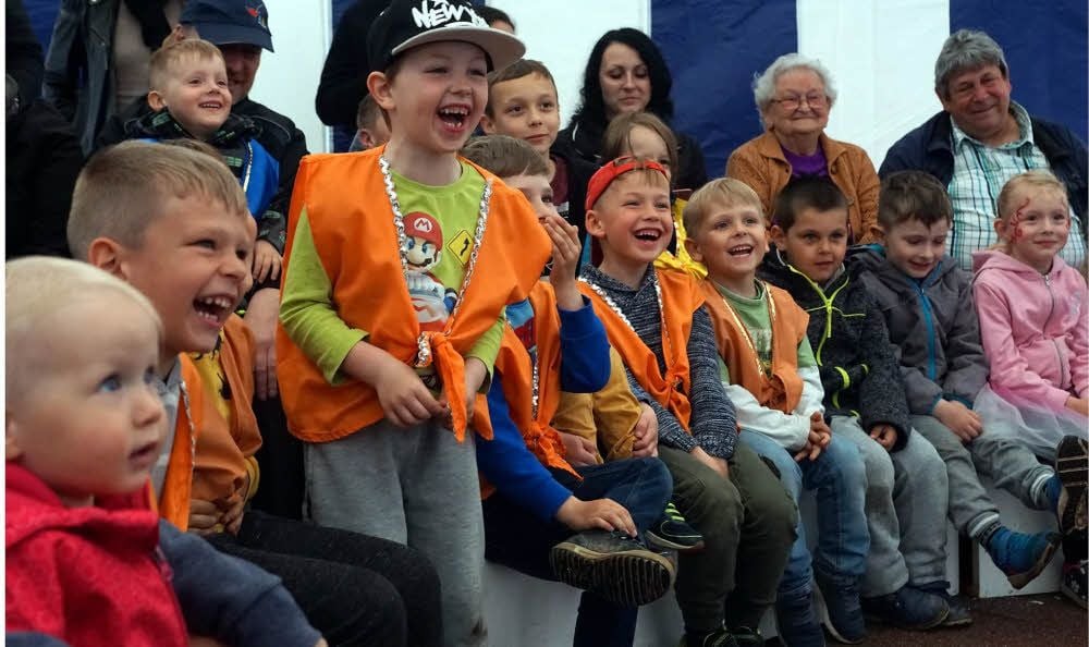 Die Hunde-Nummer bringt allen Kindern in „Fröbels Spielkiste“ in Aschersleben offensichtlich sehr viel Spaß.