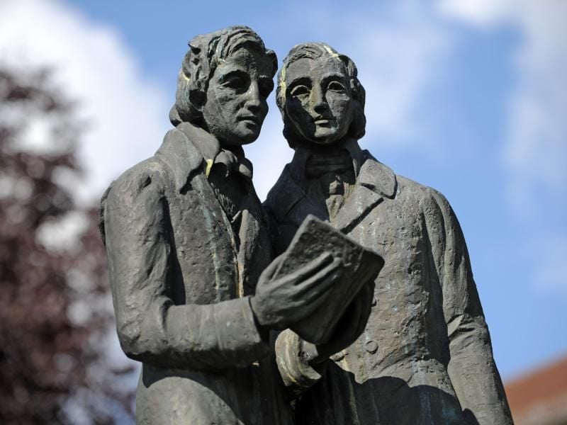 Das Denkmal der Brüder Grimm. Foto: Uwe Zucchi/dArchiv