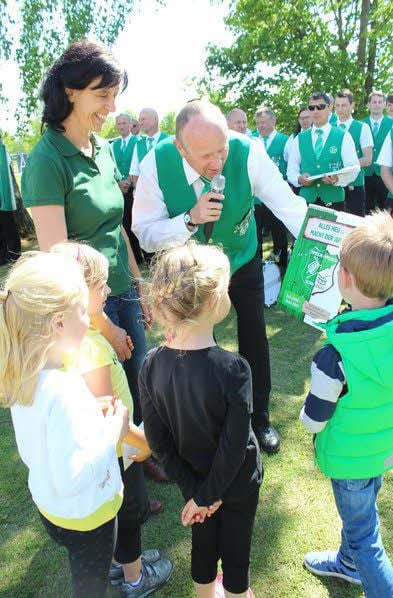 Norbert Müller überreichte den Kita-Kindern und ihrer Erzieherin, Annett Manthay den neuen Spielmannszug-Kalender.