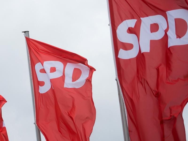 SPD-Fahnen wehen vor der Westfalenhalle in Dortmund. Foto: Kay Nietfeld