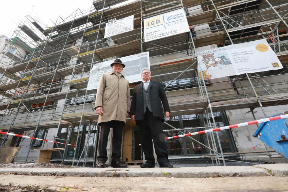 Oberbürgermeister Peter Kuras und Bauherr Heinz Scheidel (links) begehen gemeinsam die Baustelle in der Ringstraße.
